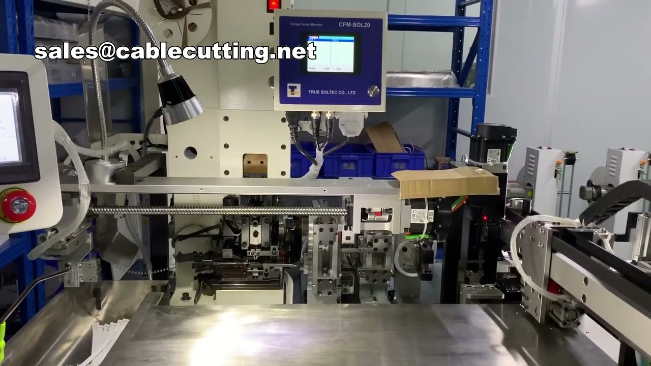 Insertion de câble plat dans un boîtier avec une machine de sertissage double face