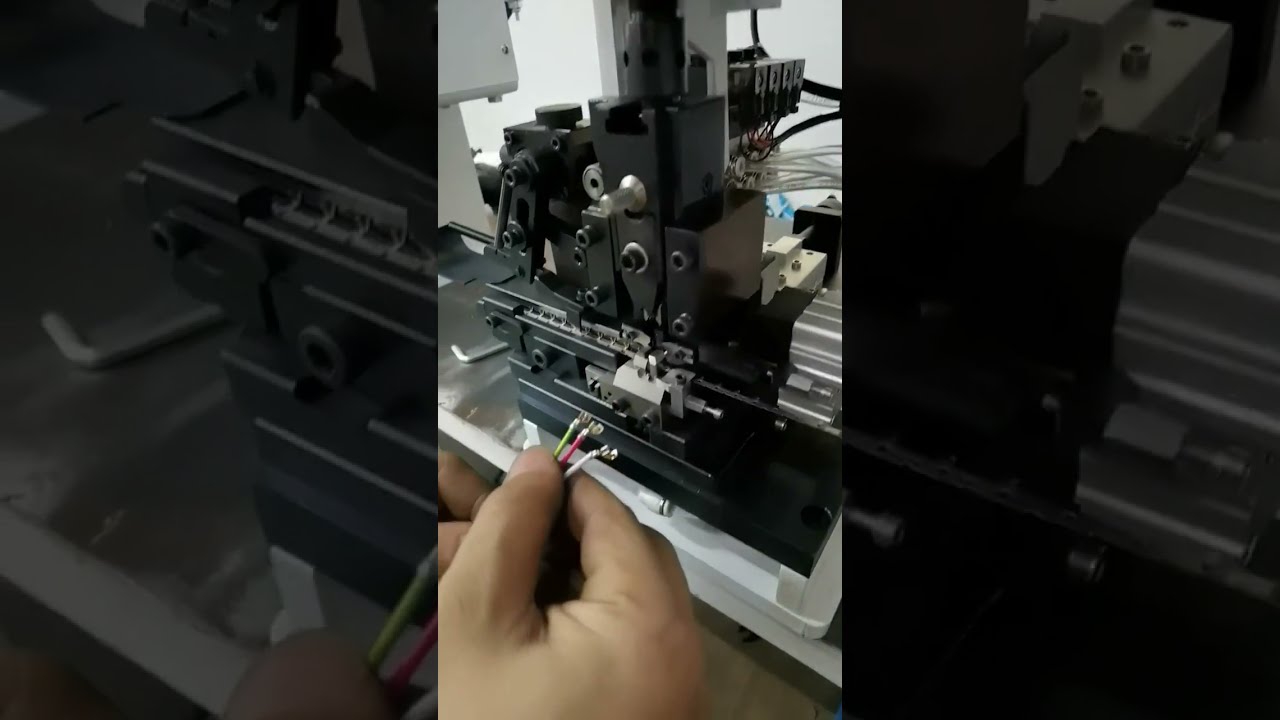 Machine à sertir les bornes en bande continue pour terminaux spéciaux à 90° #usine #machine