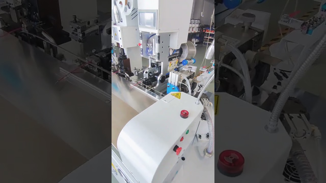 Machine entièrement automatique pour faisceaux de câbles de locomotive – Traitement d'une extrémité avec fiche étanche, l'autre en fil nu