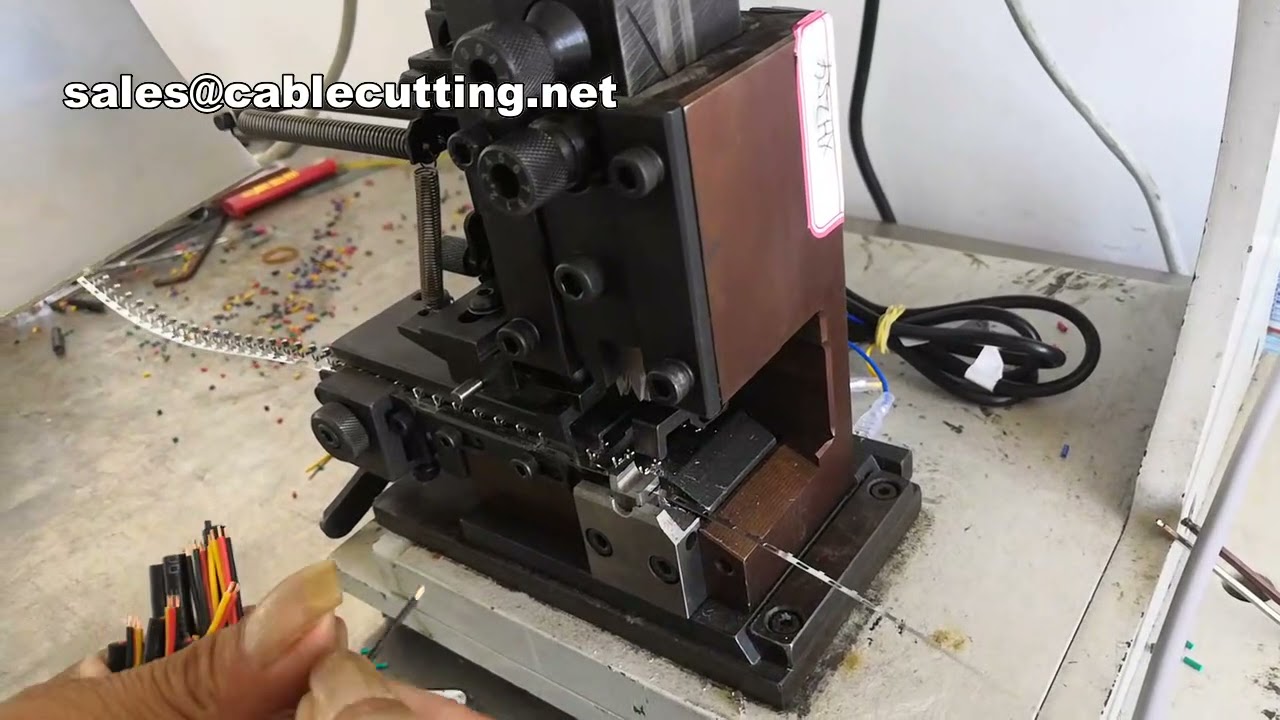 Machine de sertissage de terminaux avec lames OTP et filet de cintrage – Haute précision