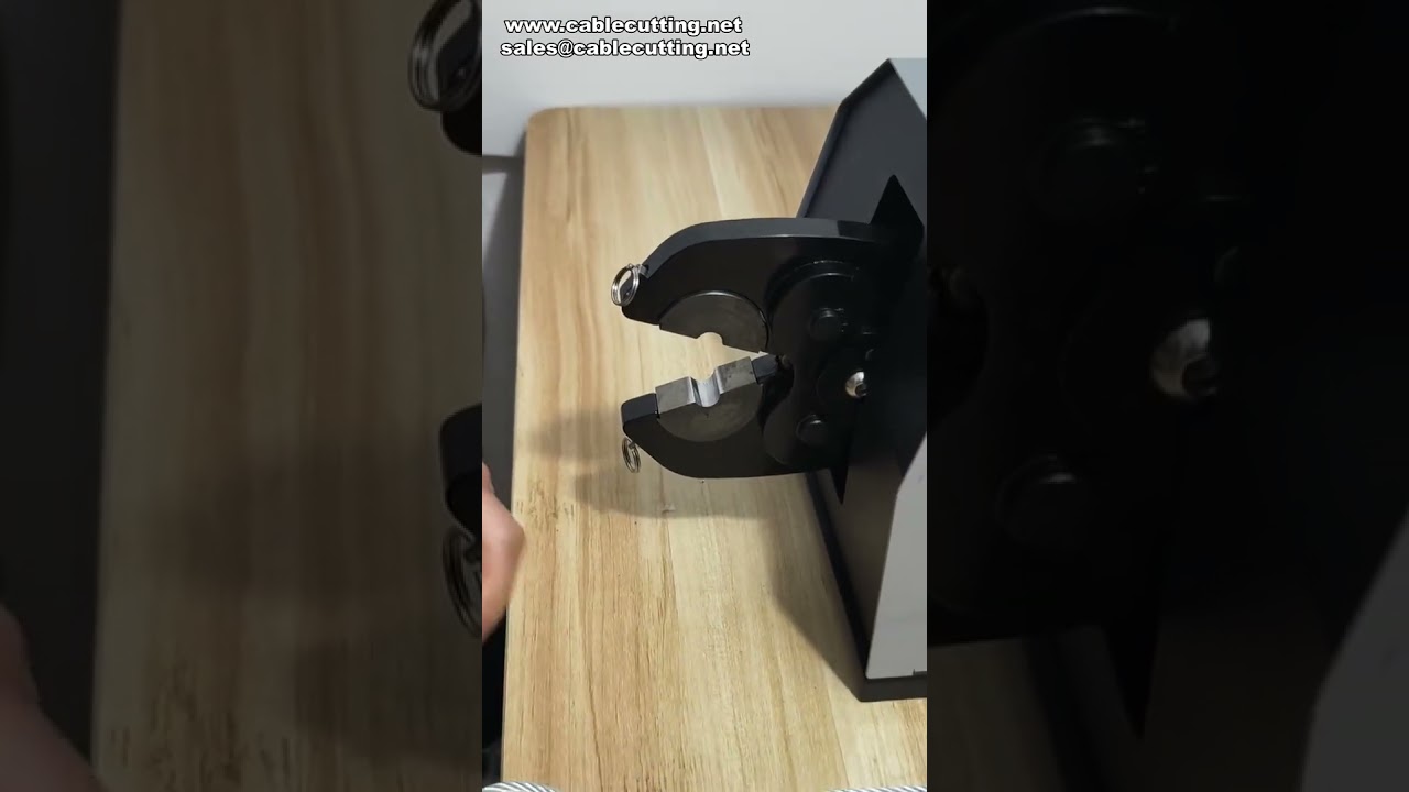 Machine à sertir pneumatique pour cosses en acier et manchons en aluminium
