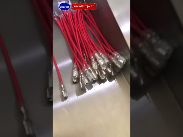 Machine entièrement automatique de coupe, dénudage, sertissage et insertion de gaine pour câbles