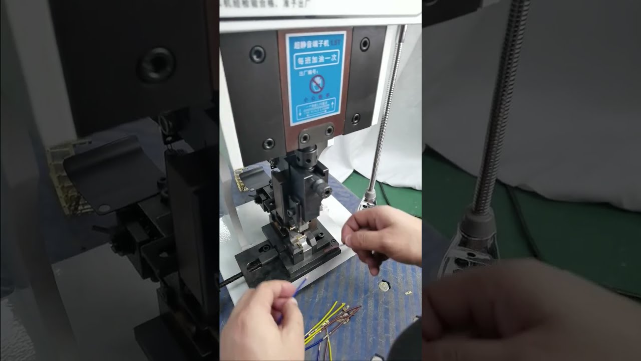 Machine de sertissage avec moule à joint bout à bout en U – Vidéo réelle en usine