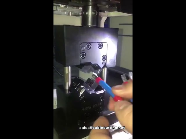 Machine de sertissage de cosses – Changement de matrice quadrangulaire libre