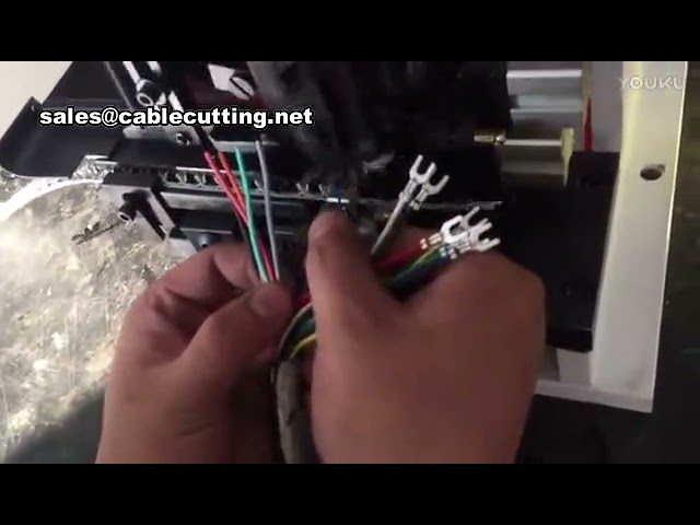Machine à sertir et dénuder horizontale - Dénudeuse de cuivre Yihan en action