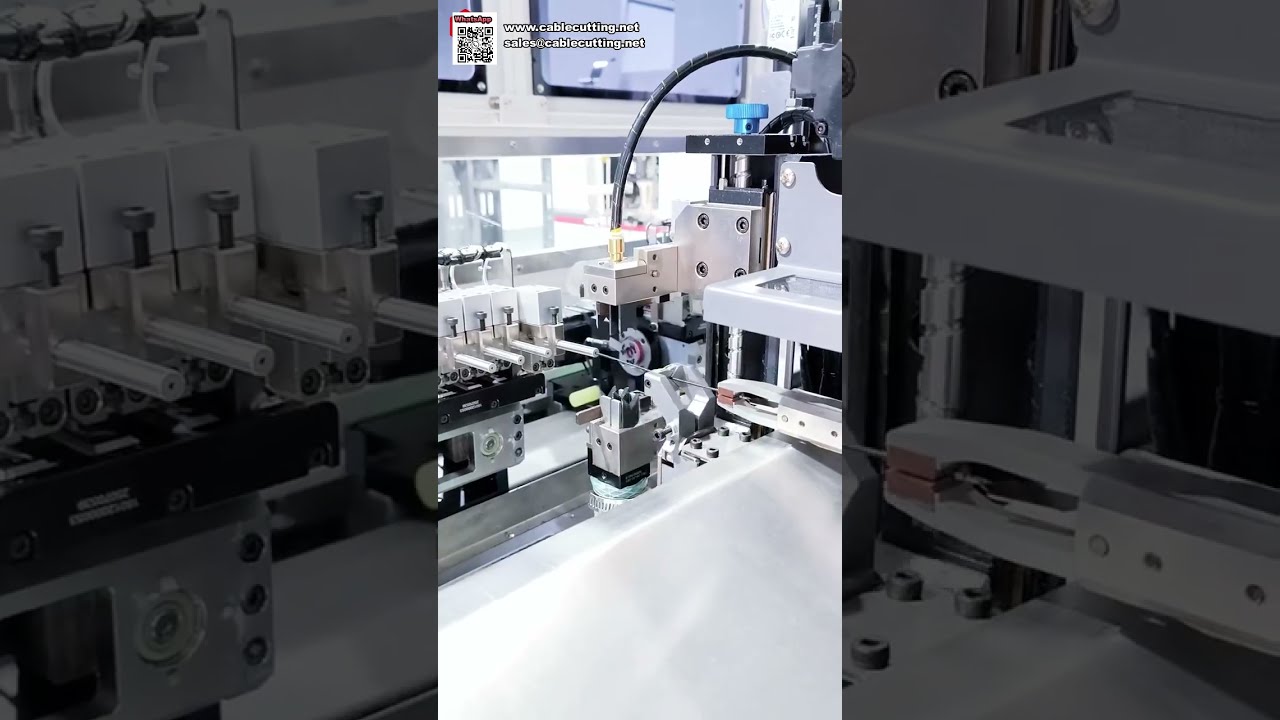 Machine tout-en-un : sertissage automatique de cosses et insertion de boîtiers de connecteurs