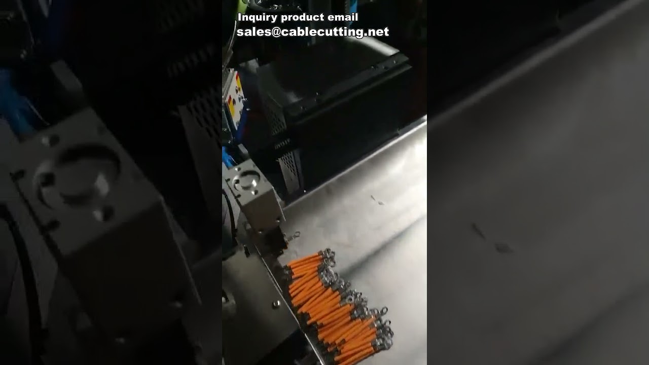 Machine à sertir automatique : coupe, dénudage et sertissage en une seule opération