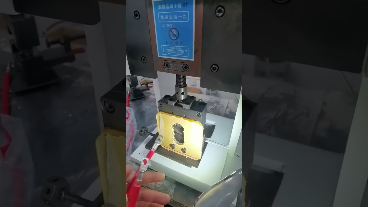 Machine de sertissage 4T : moule hexagonal fixe pour cosses cuivre #usine #machine