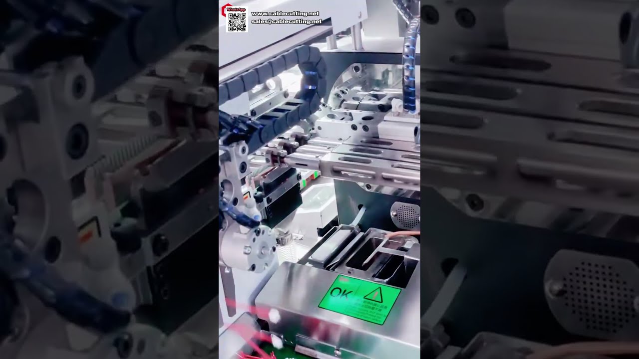 Machine automatique de sertissage et d'insertion de boîtiers pour câbles multiples