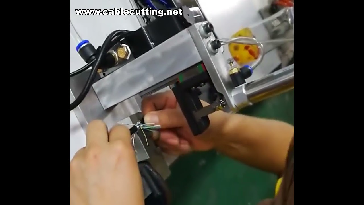 Machine de rangement de fils, outil d'insertion pour cartes plastiques et production de câbles HD