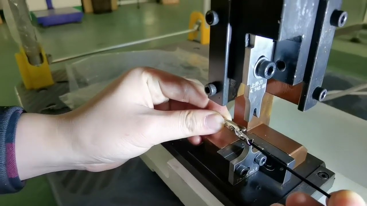 Machine à sertir les bornes 2T avec moule à grain unique – Équipement en action réelle