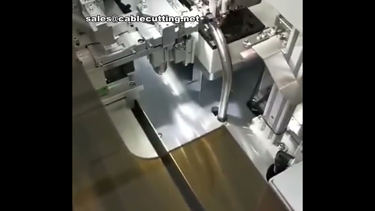 Machine automatique de dénudage et sertissage de câbles ruban et fils parallèles