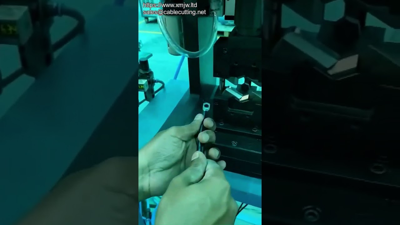 Machine de sertissage de cosses pour câbles automobiles – précision et automatisation