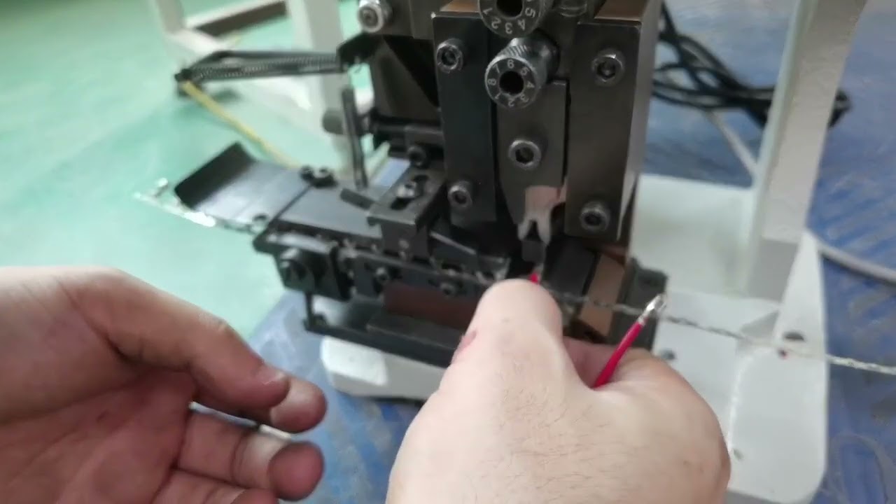 Vidéo réelle de sertissage de bornes : notre équipement en action
