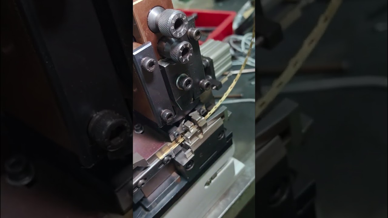 Machine à dénuder et sertir deux fils ensemble - Terminal à bande continue personnalisé #usine #machine