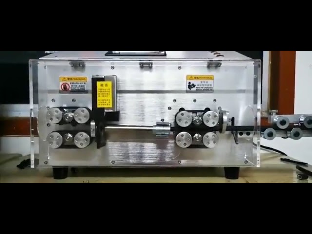 Machine automatique intégrée de coupe, dénudage et sertissage de câbles