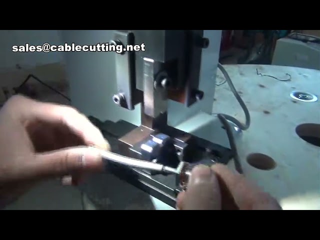 Traitement de faisceaux de câbles pour connecteurs : machine à sertir pour embouts tubulaires