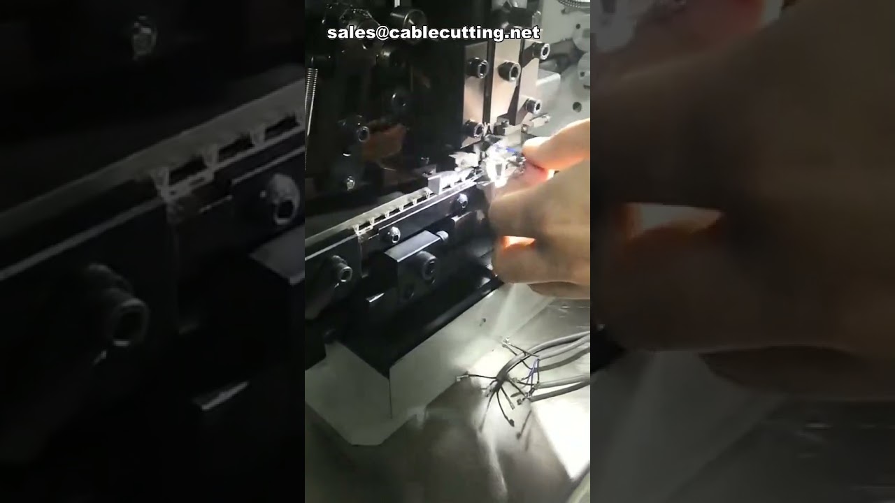 Machine automatique de dénudage et sertissage de fils avec terminal