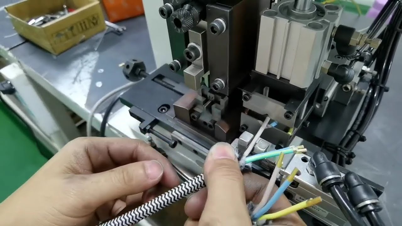 Machine à sertir les bornes en bande continue pour terminaux non standard - enroulement complet du fil